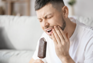 persona con sensibilidad dental al beber agua fría