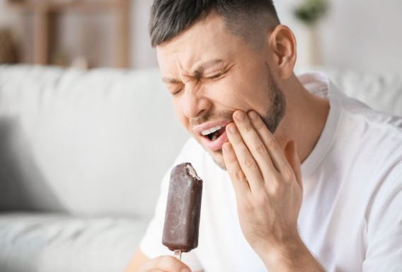 persona con sensibilidad dental al beber agua fría